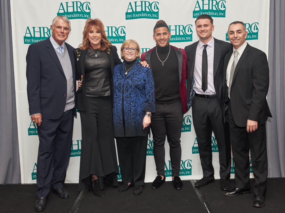 Stars Abound As Torres, Davis Among 40th Annual Munson Award Winners